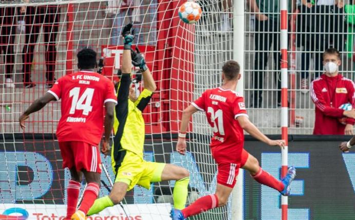 Union-Torwart Andreas Luthe (2.v.l) hielt seinen Kasten gegen Augsburg sauber. Foto: Andreas Gora/dpa
