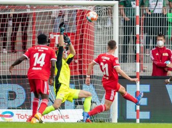 Union-Torwart Andreas Luthe (2.v.l) hielt seinen Kasten gegen Augsburg sauber. Foto: Andreas Gora/dpa Union-Torwart Andreas Luthe (2.v.l) hielt seinen Kasten gegen Augsburg sauber. Foto: Andreas Gora/dpa