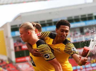Der Dortmunder Jude Bellingham (r) schnappte sich beim Jubeln einen Bierbecher, mit dem er und Erling Haaland beworfen wurden. Foto: Rolf Vennenbernd/dpa Der Dortmunder Jude Bellingham (r) schnappte sich beim Jubeln einen Bierbecher, mit dem er und Erling Haaland beworfen wurden. Foto: Rolf Vennenbernd/dpa