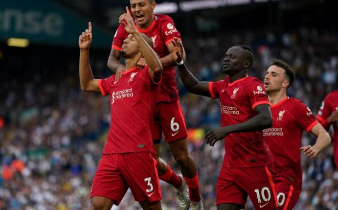 Liverpools Fabinho (l) feiert das 0:2 mit Thiago Alcantara (M) und Sadio Mane (2.v.r). Foto: Mike Egerton/PA Wire/dpa