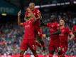 Liverpools Fabinho (l) feiert das 0:2 mit Thiago Alcantara (M) und Sadio Mane (2.v.r). Foto: Mike Egerton/PA Wire/dpa