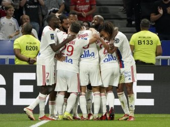 Die Spieler von Lyon jubeln über den 3:1-Erfolg über Racing Straßburg. Foto: Laurent Cipriani/AP/dpa Die Spieler von Lyon jubeln über den 3:1-Erfolg über Racing Straßburg. Foto: Laurent Cipriani/AP/dpa