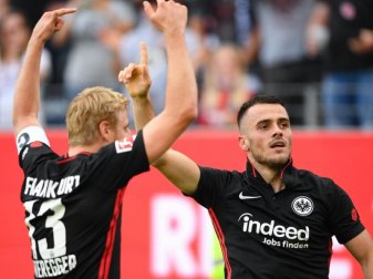 Filip Kostic (r) jubelt nach seinem Tor zum 1:0 gegen den VfB Stuttgart mit Martin Hinteregger. Foto: Arne Dedert/dpa Filip Kostic (r) jubelt nach seinem Tor zum 1:0 gegen den VfB Stuttgart mit Martin Hinteregger. Foto: Arne Dedert/dpa