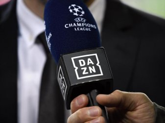 Ein Reporter hält ein Mikrofon des Streamingdienstes DAZN während eines Interviews fest. Foto: Ina Fassbender/dpa Ein Reporter hält ein Mikrofon des Streamingdienstes DAZN während eines Interviews fest. Foto: Ina Fassbender/dpa