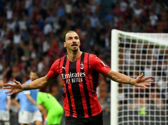 Ibrahimovic trifft kurz nach seiner Einwechslung Ibrahimovic trifft kurz nach seiner Einwechslung