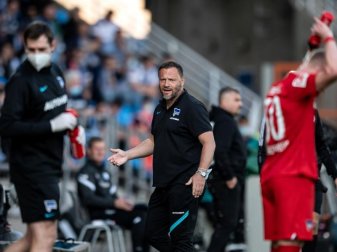 Herthas Trainer Pal Dardai (M) hält sich während der Partie beim VfL Bochum in der markierten Coaching-Zone auf. Foto: Fabian Strauch/dpa Herthas Trainer Pal Dardai (M) hält sich während der Partie beim VfL Bochum in der markierten Coaching-Zone auf. Foto: Fabian Strauch/dpa