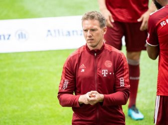 Bayern-Trainer Julian Nagelsmann beobachtet das Training seiner Mannschaft. Foto: Matthias Balk/dpa