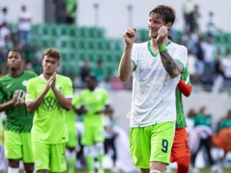 Torjäger Wout Weghorst (r) reist mit Wolfsburg als ungeschlagener Bundesliga-Tabellenführer nach Lille. Foto: Tom Weller/dpa Torjäger Wout Weghorst (r) reist mit Wolfsburg als ungeschlagener Bundesliga-Tabellenführer nach Lille. Foto: Tom Weller/dpa
