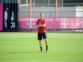 Bayern-Trainer Nagelsmann beobachtet das Abschlusstraining seiner Mannschaft vor dem CL-Auftakt beim FC Barcelona. Foto: Matthias Balk/dpa Bayern-Trainer Nagelsmann beobachtet das Abschlusstraining seiner Mannschaft vor dem CL-Auftakt beim FC Barcelona. Foto: Matthias Balk/dpa