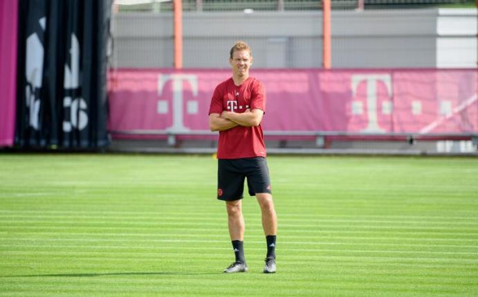Bayern-Trainer Nagelsmann beobachtet das Training seiner Mannschaft vor dem CL-Auftakt beim FC Barcelona. Foto: Matthias Balk/dpa