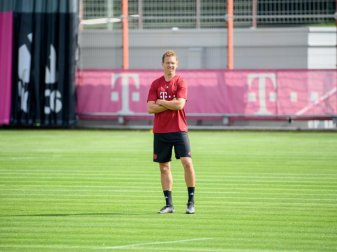 Bayern-Trainer Nagelsmann beobachtet das Training seiner Mannschaft vor dem CL-Auftakt beim FC Barcelona. Foto: Matthias Balk/dpa Bayern-Trainer Nagelsmann beobachtet das Training seiner Mannschaft vor dem CL-Auftakt beim FC Barcelona. Foto: Matthias Balk/dpa