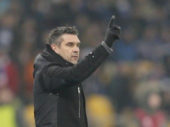 Geht mit Respekt in das Spiel gegen den VfL Wolfsburg: OSC Lilles Trainer Jocelyn Gourvennec. Foto: Sergey Dolzhenko/EPA/dpa Geht mit Respekt in das Spiel gegen den VfL Wolfsburg: OSC Lilles Trainer Jocelyn Gourvennec. Foto: Sergey Dolzhenko/EPA/dpa