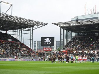 Der FC St. Pauli darf sein nächstes Heimspiel vor 15.000 Fans bestreiten. Foto: Daniel Reinhardt/dpa Der FC St. Pauli darf sein nächstes Heimspiel vor 15.000 Fans bestreiten. Foto: Daniel Reinhardt/dpa