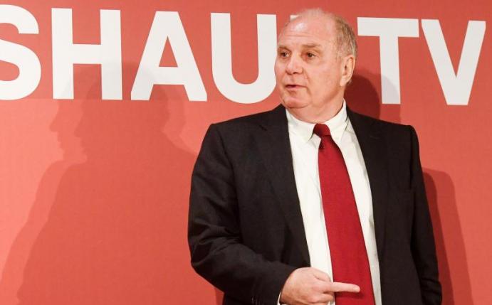 «Eigentlich pleite»: Für Uli Hoeneß ist der FC Barcelona kein Vorbild mehr. Foto: Tobias Hase/dpa