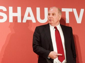 «Eigentlich pleite»: Für Uli Hoeneß ist der FC Barcelona kein Vorbild mehr. Foto: Tobias Hase/dpa «Eigentlich pleite»: Für Uli Hoeneß ist der FC Barcelona kein Vorbild mehr. Foto: Tobias Hase/dpa