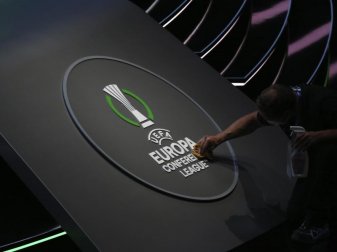 Ein Mitarbeiter reinigt das Logo der UEFA Europa Conference League. Foto: Emrah Gurel/AP/dpa Ein Mitarbeiter reinigt das Logo der UEFA Europa Conference League. Foto: Emrah Gurel/AP/dpa