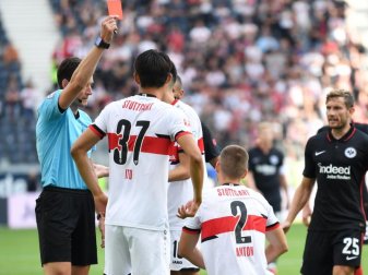 Stuttgarts Waldemar Anton (2.v.r.) muss nach Rot in Frankfurt ein Spiel pausieren. Foto: Arne Dedert/dpa Stuttgarts Waldemar Anton (2.v.r.) muss nach Rot in Frankfurt ein Spiel pausieren. Foto: Arne Dedert/dpa