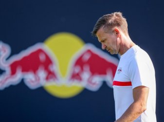 Leipzigs Trainer Jesse Marsch kommt auf den Platz. Foto: Jan Woitas/dpa-Zentralbild/dpa Leipzigs Trainer Jesse Marsch kommt auf den Platz. Foto: Jan Woitas/dpa-Zentralbild/dpa
