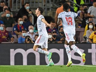 Münchens Stürmer Robert Lewandowski (l) jubelt mit Mannschaftskameraden über seinen Treffer zum 0:3. Foto: Sven Hoppe/dpa Münchens Stürmer Robert Lewandowski (l) jubelt mit Mannschaftskameraden über seinen Treffer zum 0:3. Foto: Sven Hoppe/dpa