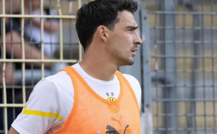 Steht gegen Besiktas in der BVB-Startelf: Dortmunds Abwehrspieler Mats Hummels macht sich warm. Foto: Philipp von Ditfurth/dpa