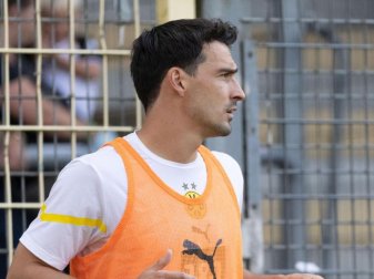 Steht gegen Besiktas in der BVB-Startelf: Dortmunds Abwehrspieler Mats Hummels macht sich warm. Foto: Philipp von Ditfurth/dpa Steht gegen Besiktas in der BVB-Startelf: Dortmunds Abwehrspieler Mats Hummels macht sich warm. Foto: Philipp von Ditfurth/dpa