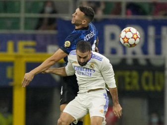 Dani Carvajal (vorn) von Real Madrid kämpft mit Ivan Perisic (hinten von Inter Mailand um den Ball. Foto: Antonio Calanni/AP/dpa Dani Carvajal (vorn) von Real Madrid kämpft mit Ivan Perisic (hinten von Inter Mailand um den Ball. Foto: Antonio Calanni/AP/dpa