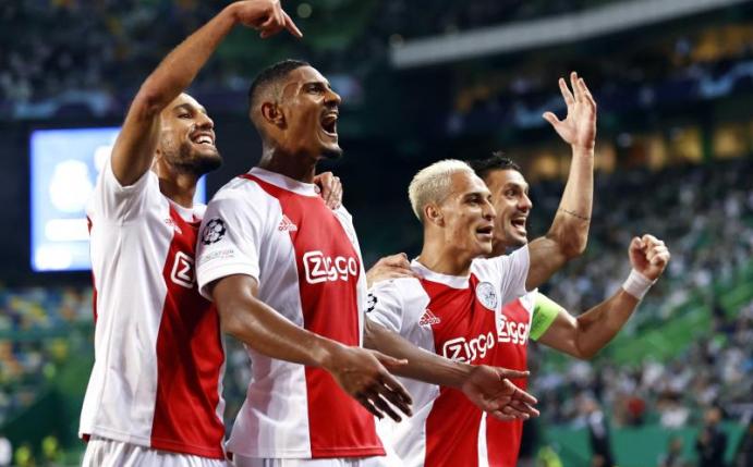 Gefeierter Mann beim Ajax-Sieg in Lissabon: Sebastien Haller (2.v.l). Foto: Maurice Van Steen/ANP/dpa