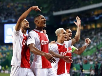 Gefeierter Mann beim Ajax-Sieg in Lissabon: Sebastien Haller (2.v.l). Foto: Maurice Van Steen/ANP/dpa Gefeierter Mann beim Ajax-Sieg in Lissabon: Sebastien Haller (2.v.l). Foto: Maurice Van Steen/ANP/dpa