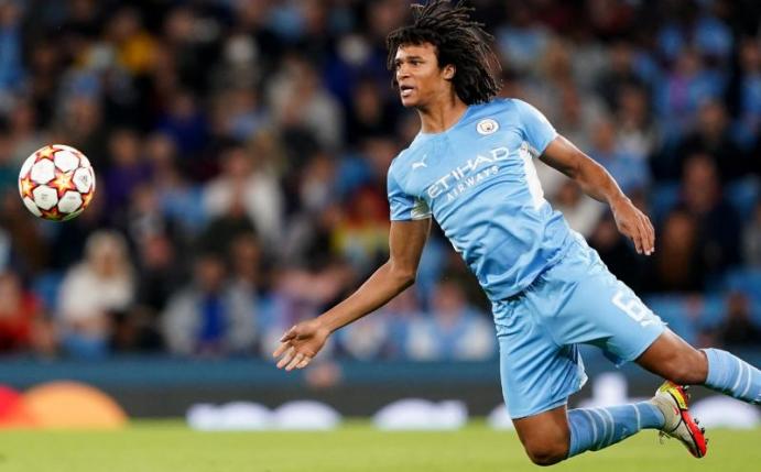 Hat kurz nach seiner Tor-Premiere in der Champions League gegen RB Leipzig seinen Vater verloren.: Nathan Aké von Manchester City. Foto: Zac Goodwin/Press Association/dpa