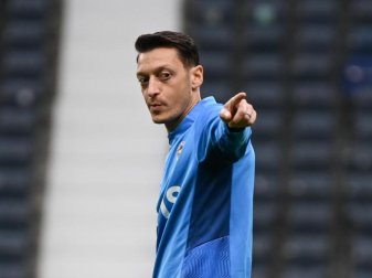Gegen Eintracht Frankfurt in der Startelf von Fenerbahce Istanbul: Mesut Özil. Foto: Arne Dedert/dpa Gegen Eintracht Frankfurt in der Startelf von Fenerbahce Istanbul: Mesut Özil. Foto: Arne Dedert/dpa