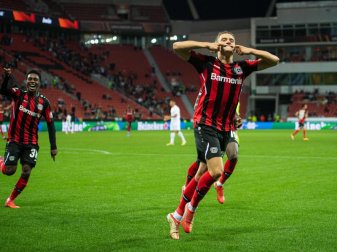Leverkusens Torschütze Florian Wirtz (r) jubelt nach seinem Treffer zur 2:1-Führung gegen Ferencvaros Budapest. Foto: Marius Becker/dpa Leverkusens Torschütze Florian Wirtz (r) jubelt nach seinem Treffer zur 2:1-Führung gegen Ferencvaros Budapest. Foto: Marius Becker/dpa
