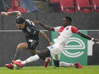 Oscar Dorley (r) von Slavia Prag im Duell um den Ballbesitz gegen Christopher Trimmel vom 1. FC Union Berlin. Foto: Petr David Josek/AP/dpa