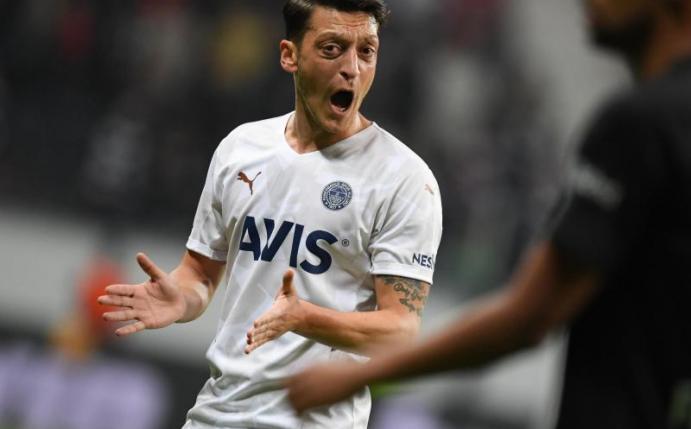 Erzielte für Fenerbahce Istanbul das 1:0 gegen Eintracht Frankfurt: Mesut Özil jubelt. Foto: Arne Dedert/dpa