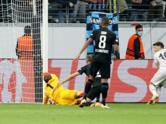 Özil (R.) verhindert den Sieg der Eintracht Özil (R.) verhindert den Sieg der Eintracht