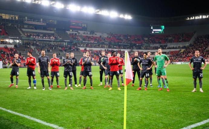 Nach dem Spiel in Prag werden die Spieler von Union Berlin trotz der Niederlage von den Fans im Gästeblock wie Sieger gefeiert. Foto: Robert Michael/dpa-Zentralbild/dpa