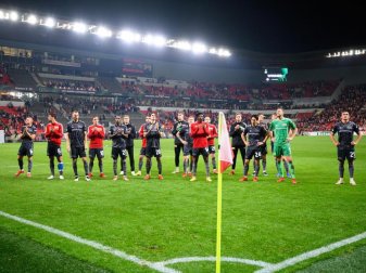 Nach dem Spiel in Prag werden die Spieler von Union Berlin trotz der Niederlage von den Fans im Gästeblock wie Sieger gefeiert. Foto: Robert Michael/dpa-Zentralbild/dpa Nach dem Spiel in Prag werden die Spieler von Union Berlin trotz der Niederlage von den Fans im Gästeblock wie Sieger gefeiert. Foto: Robert Michael/dpa-Zentralbild/dpa