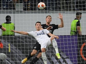 Frankfurts Erik Durm (r) und Istanbuls Mesut Özil kämpfen um den Ball. Foto: Arne Dedert/dpa Frankfurts Erik Durm (r) und Istanbuls Mesut Özil kämpfen um den Ball. Foto: Arne Dedert/dpa