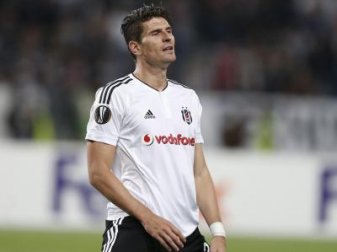 Mario Gomez erzielte beim 4:0-Sieg gegen Konyaspor bereits seinen 13 Saisontreffer. Foto: Tolga Bozoglu(Tolga Bozoglu) Mario Gomez erzielte beim 4:0-Sieg gegen Konyaspor bereits seinen 13 Saisontreffer. Foto: Tolga Bozoglu(Tolga Bozoglu)