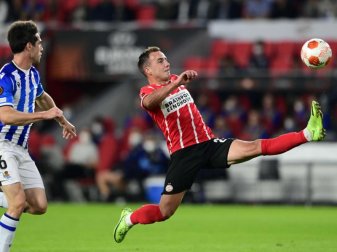 Mario Götze (r) traf für die PSV gegen San Sebastian. Foto: Olaf Kraak/ANP/dpa