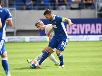 Der Karlsruher Jerome Gondorf (r) und der Kieler Fin Bartels kämpfen um den Ball. Foto: Uli Deck/dpa/Archivbild Der Karlsruher Jerome Gondorf (r) und der Kieler Fin Bartels kämpfen um den Ball. Foto: Uli Deck/dpa/Archivbild