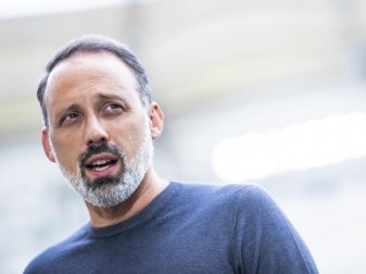 Stuttgarts Trainer Pellegrino Matarazzo bedauert den Abschied von Thomas Hitzlsperger. Foto: Tom Weller/dpa Stuttgarts Trainer Pellegrino Matarazzo bedauert den Abschied von Thomas Hitzlsperger. Foto: Tom Weller/dpa