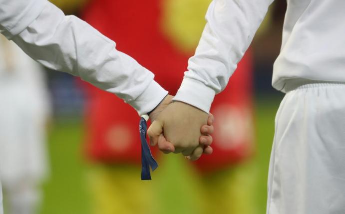 Dinamo Bukarest läuft mit Hunden ein