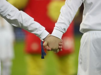 Dinamo Bukarest läuft mit Hunden ein Dinamo Bukarest läuft mit Hunden ein