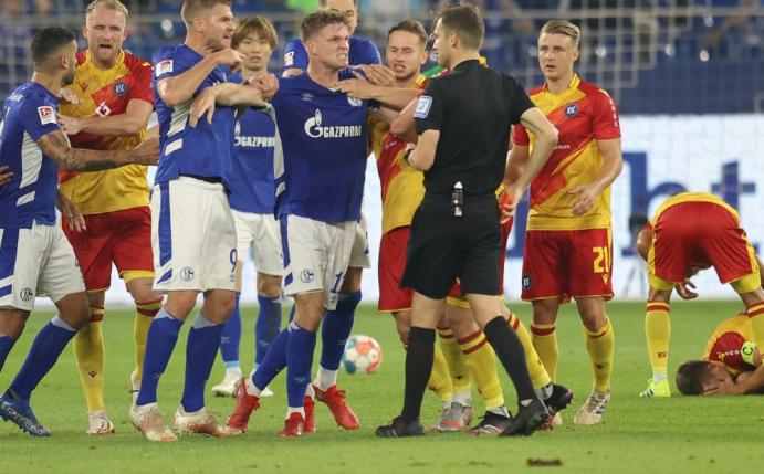 Schalke verliert gegen Karlsruhe