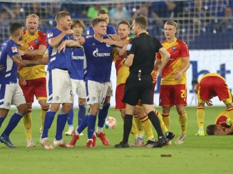 Schalke verliert gegen Karlsruhe Schalke verliert gegen Karlsruhe