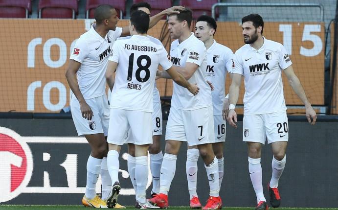Der FC Augsburg feiert den ersten Sieg dieser Saison