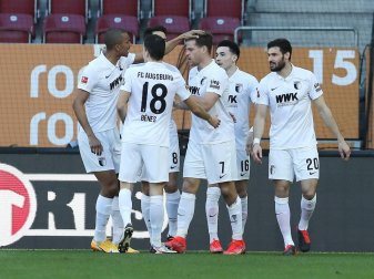 Der FC Augsburg feiert den ersten Sieg dieser Saison Der FC Augsburg feiert den ersten Sieg dieser Saison