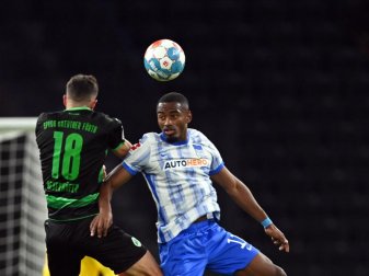 Hertha-Neuzugang Myziane Maolida (r) im Kopfballduell mit Fürths Marco Meyerhöfer. Foto: Soeren Stache/dpa-Zentralbild/dpa Hertha-Neuzugang Myziane Maolida (r) im Kopfballduell mit Fürths Marco Meyerhöfer. Foto: Soeren Stache/dpa-Zentralbild/dpa