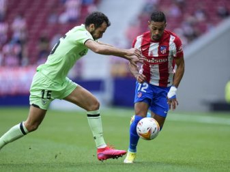 Atleticos Renan Lodi (r) zieht im Dribbling an Bilbaos Inigo Lekue vorbei. Foto: Manu Fernandez/AP/dpa Atleticos Renan Lodi (r) zieht im Dribbling an Bilbaos Inigo Lekue vorbei. Foto: Manu Fernandez/AP/dpa