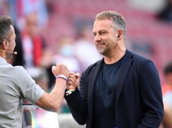 Bundestrainer Hansi Flick (r) begrüßt vor dem Spiel in Köln Sky-Experte Lothar Matthäus. Foto: Marius Becker/dpa Bundestrainer Hansi Flick (r) begrüßt vor dem Spiel in Köln Sky-Experte Lothar Matthäus. Foto: Marius Becker/dpa